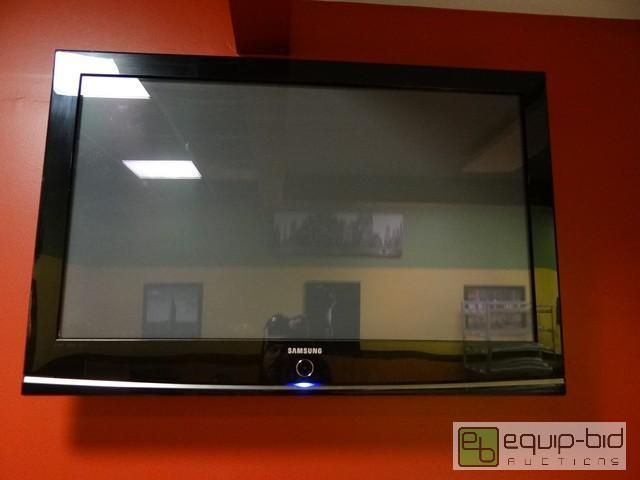 lot 581 image: Samsung 42 Inch Flat Screen TV