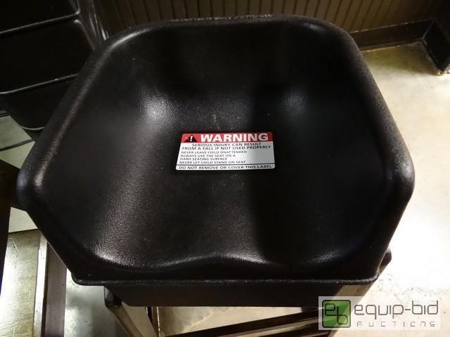 lot 583 image: (6) Plastic Booster Seat
