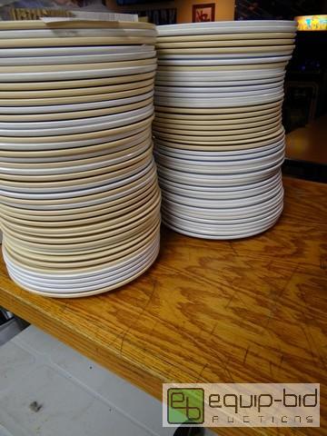 lot 595 image: (86) 9 Inch Diameter Plastic Plates