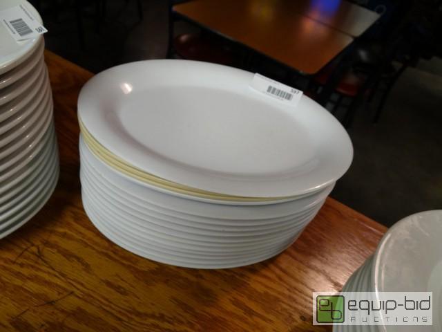 lot 597 image: (16) 9x12Inch Oval Plastic Plates