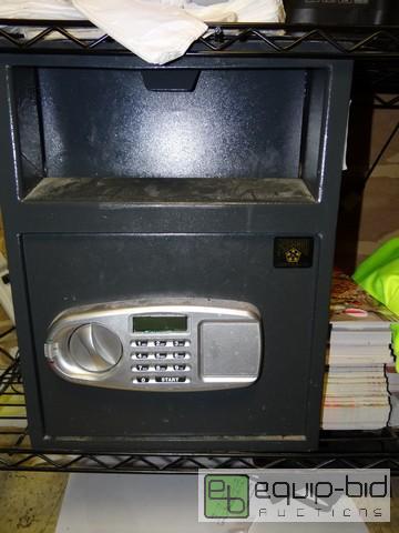 lot 601 image: Paragon Small Drop Safe