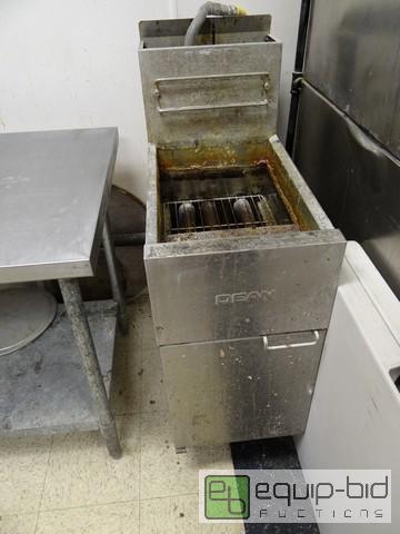 lot 610 image: Dean 40lb 2 Basket Fryer