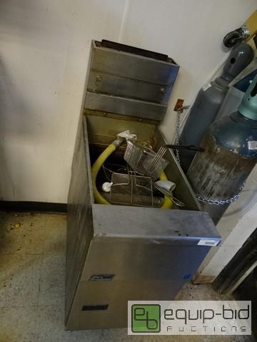 lot 630 image: Pitco Frialator 40lb Fryer With Basket