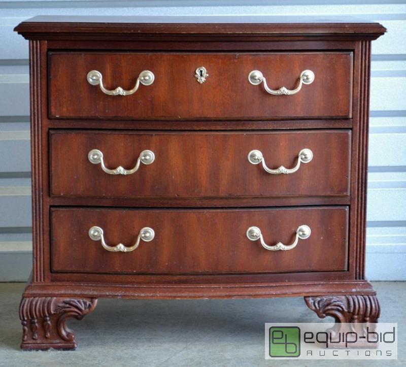 lot 2004 image: Thomasville Nightstand 2