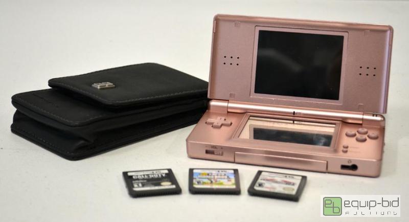 lot 2039 image: Nintento DS lite