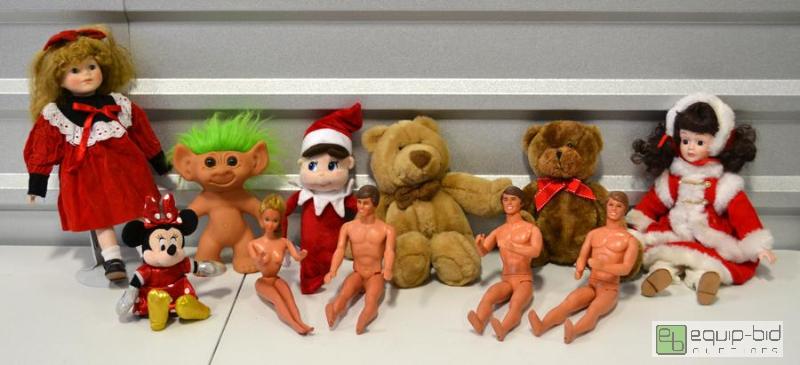 lot 2042 image: Dolls and Stuffed Animals