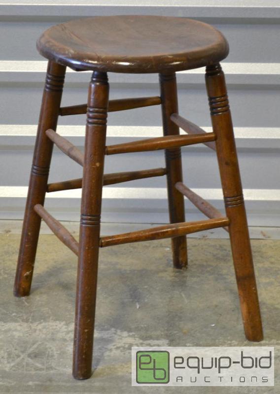 lot 5007 image: Craftsman Style Wooden Stool