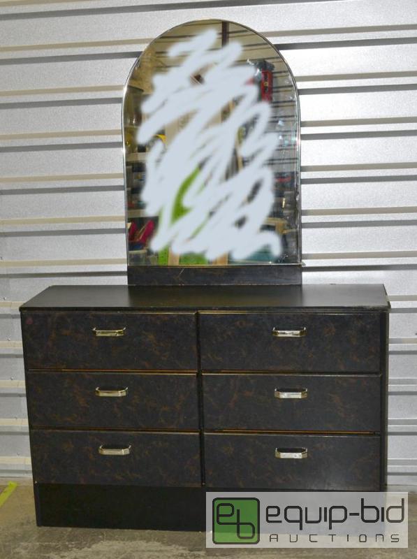 lot 5013 image: Dresser with matching mirror