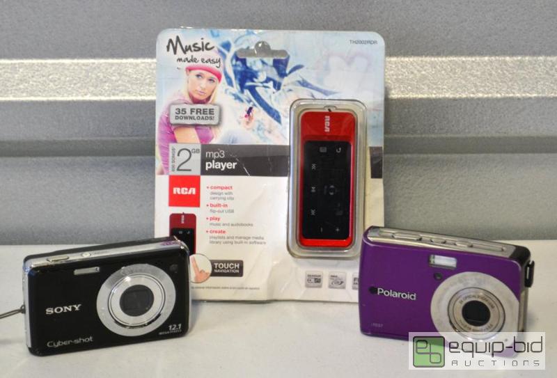 lot 5072 image: Two Cameras and MP3 Player - everything works