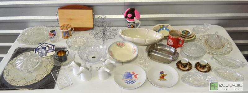 lot 5085 image: Serving Pieces