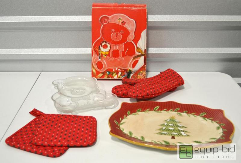 lot 6106 image: Mikasas Crystal Holiday Bear Platter