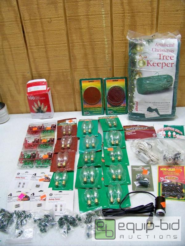 lot 1034 image: Lot of Christmas Decorating accessories