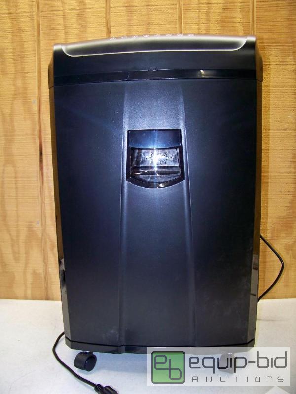 lot 1065 image: Amazonbasics Paper shredder