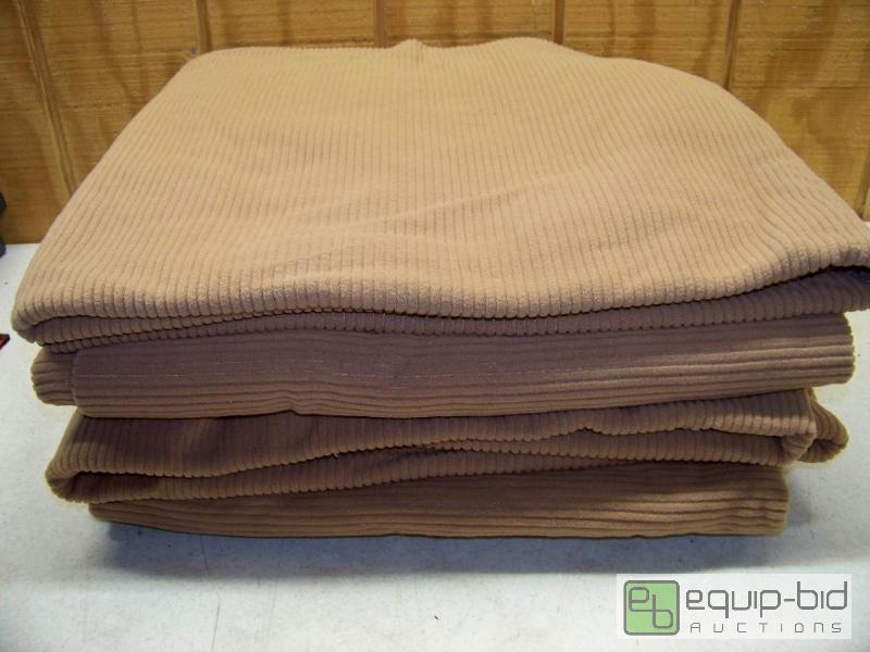 lot 1358 image: Lot of 4 Fleece Blankets