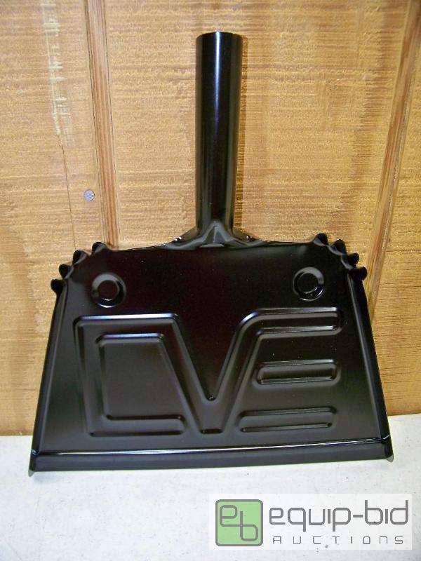 lot 1427 image: 5 Metal Dust Pans