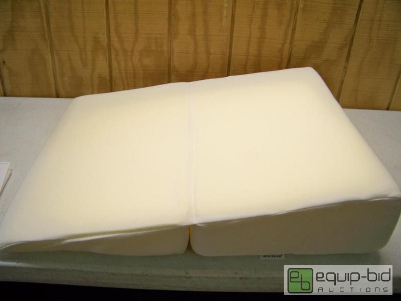 lot 1490 image: Intevision Folding Wedge Pillow