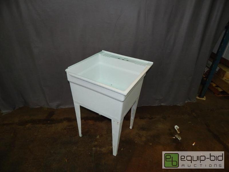 lot 1003 image: Freestanding Sink