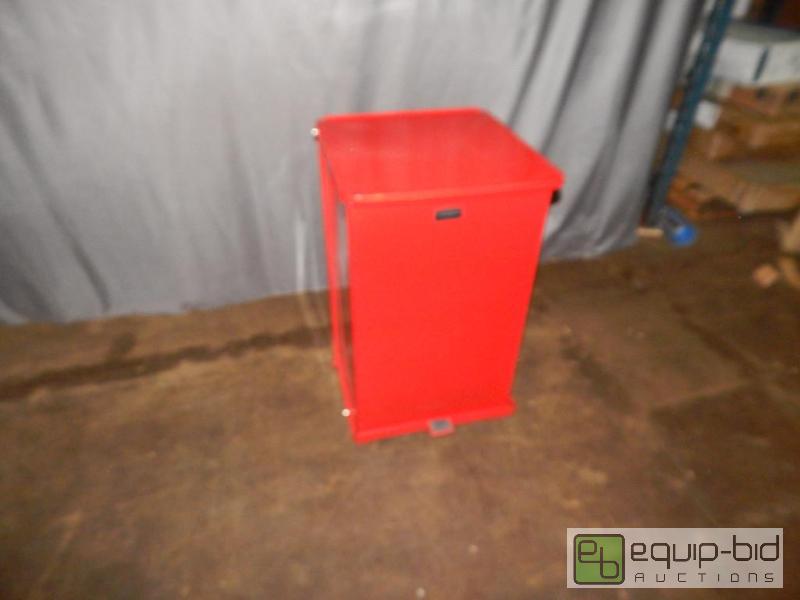 lot 1033 image: Rubbermaid Step on Can