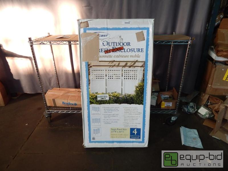 lot 1369 image: Outdoor Screen Enclosure