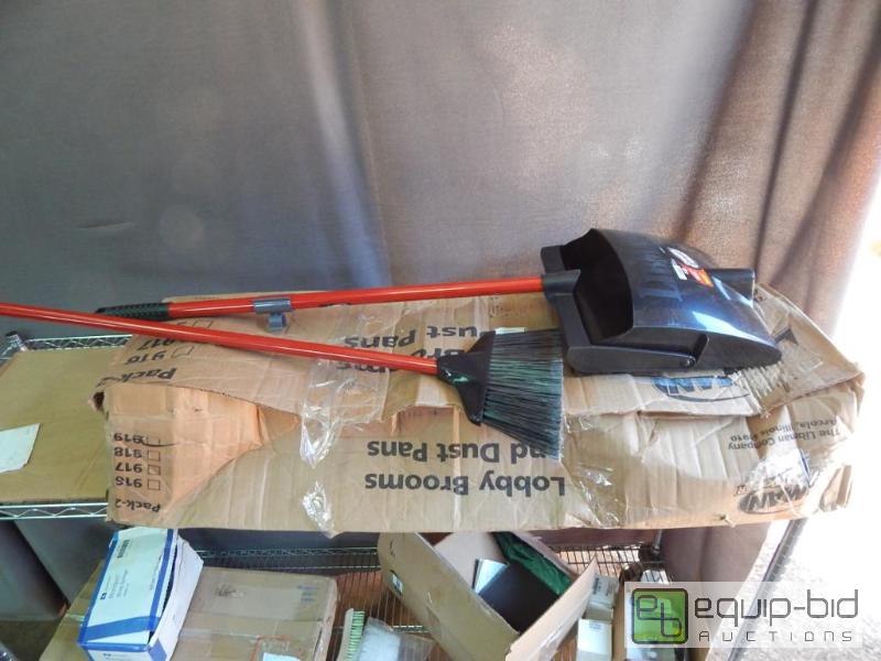 lot 1409 image: Libman Dust Pan Combo Kit