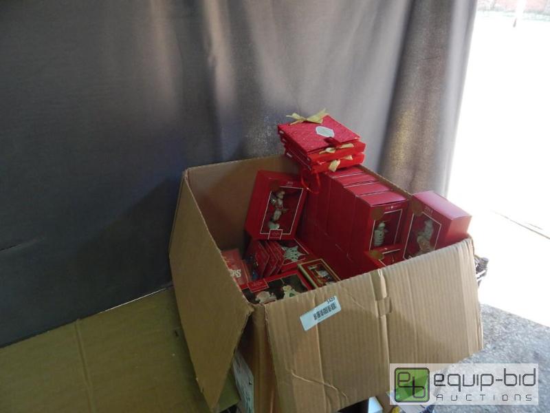 lot 1420 image: Lot of Christmas Items