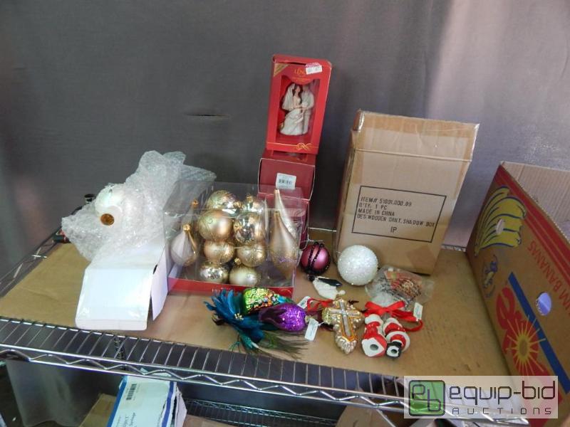 lot 1422 image: Lot of Christmas Items