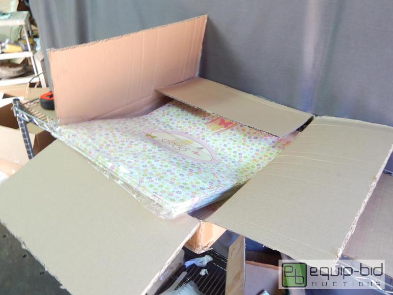lot 1472 image: Box of Jumbo Gift Bags