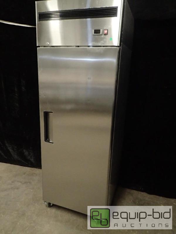 lot 7100 image: Supera 29 Solid Door Reach-In Refrigerator (R1R-1)