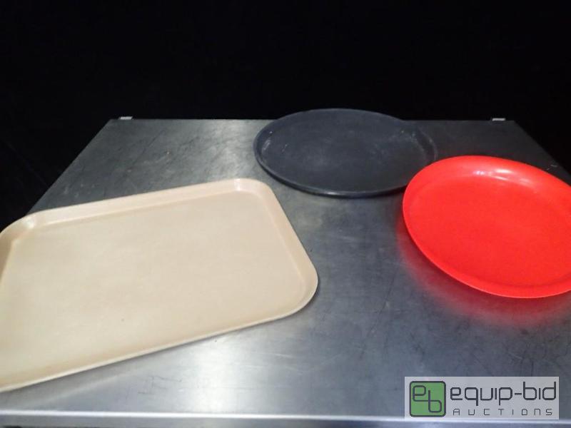 lot 7212 image: 3 Serving Trays