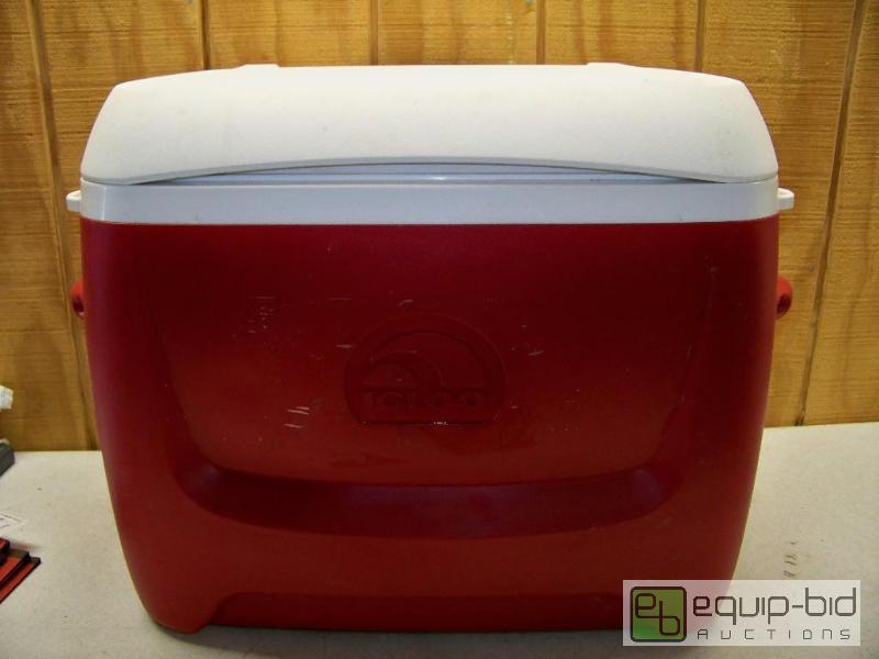 lot 1014 image: Igloo Cooler on Wheels