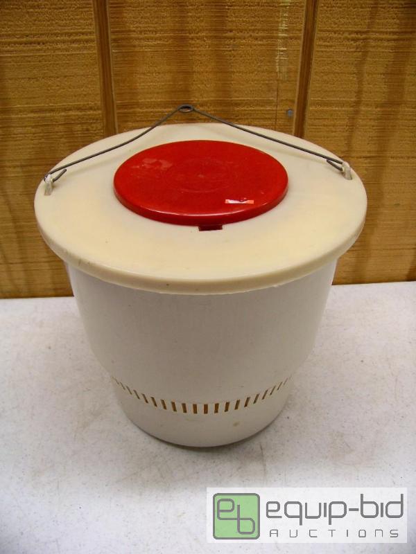 lot 1015 image: Minnow Bucket