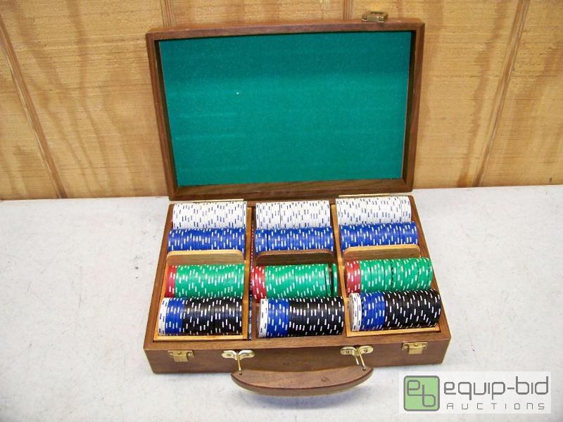 lot 1040 image: Poker Chip Set