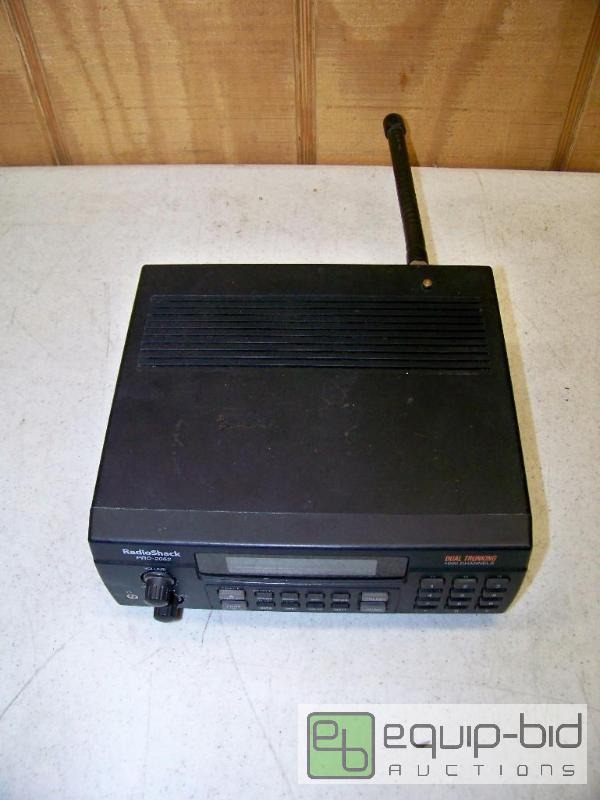 lot 1041 image: Radio Shack Pro-2052 Dual Trunking 1000 Channel Scanner