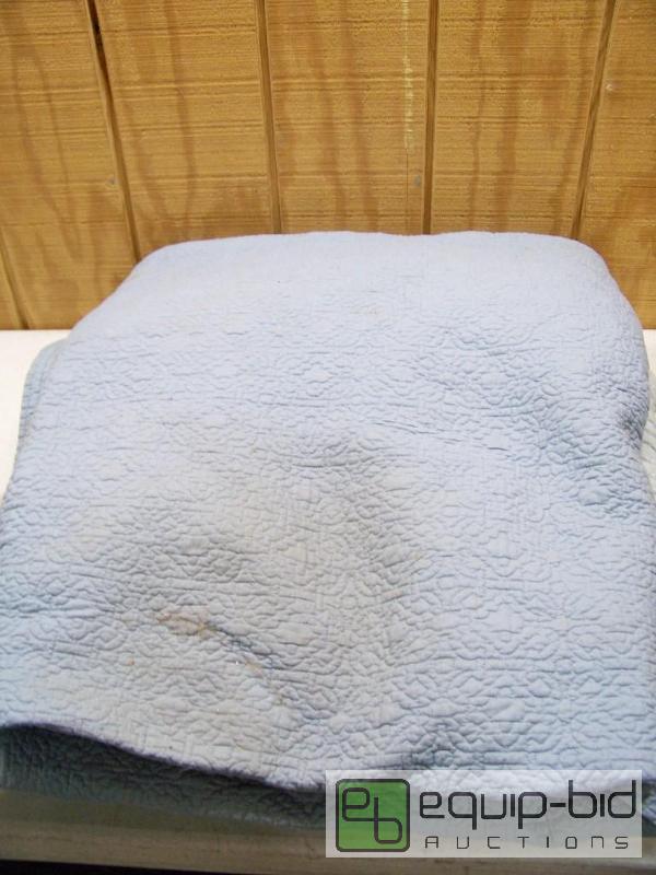 lot 1048 image: Packing Blankets