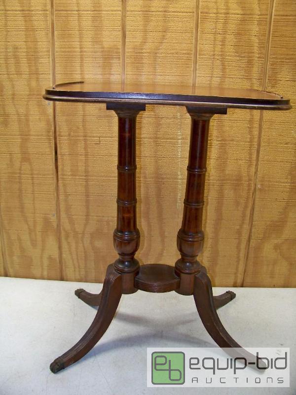 lot 1050 image: Vintage Side or End Table