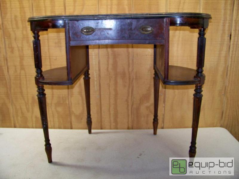 lot 1051 image: Antique Vanity