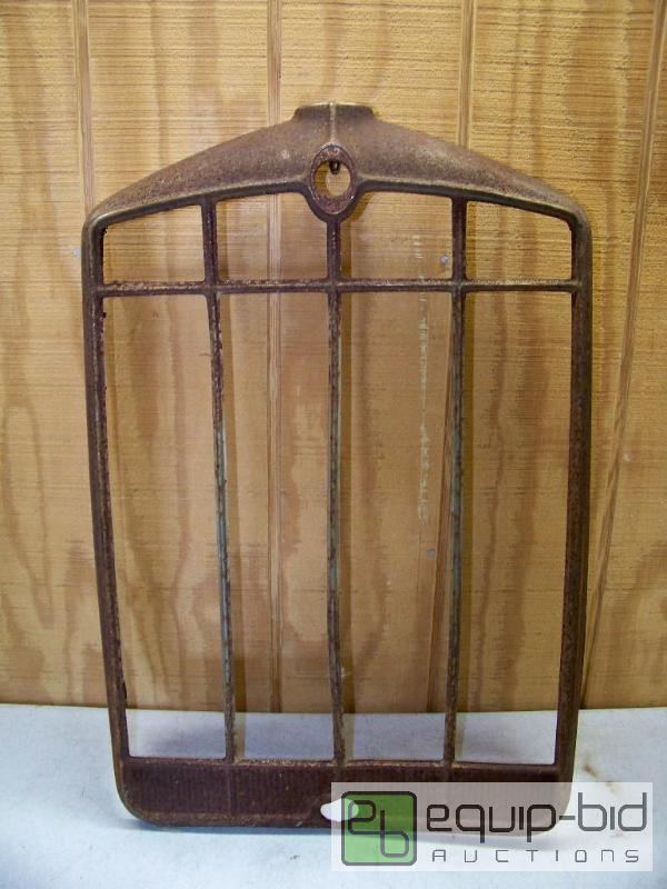 lot 1073 image: VintageAntique Car Grill