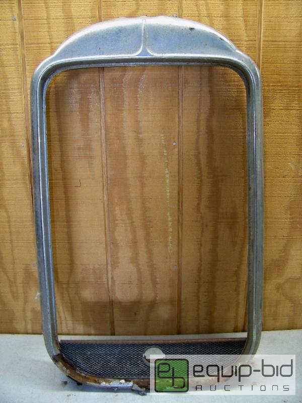 lot 1074 image: VintageAntique Car Grill