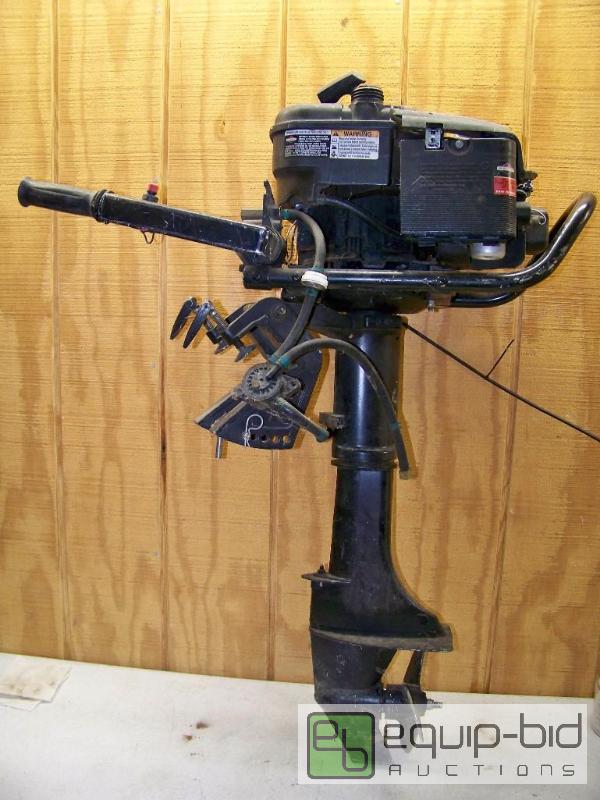 lot 1075 image: Briggs Stratton Boat Motor with Reverse