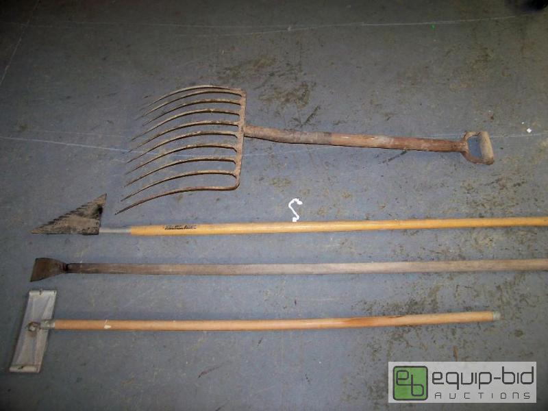 lot 1162 image: Lawn Tools