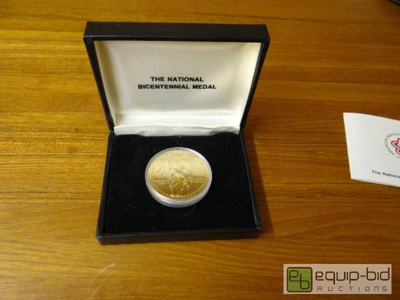 lot 1105 image: The national bicentennial medal in case....