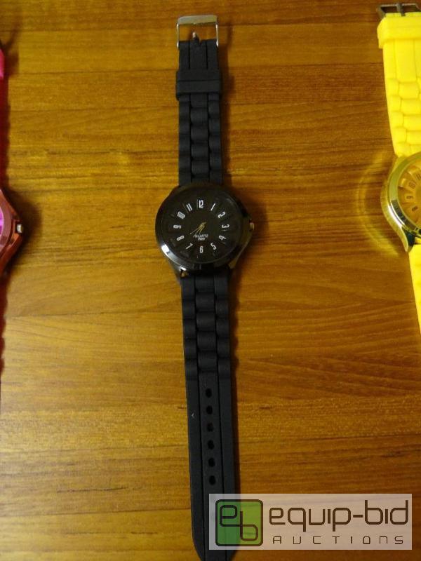 lot 1117 image: New quartz watch with rubber watch band.  Nic...