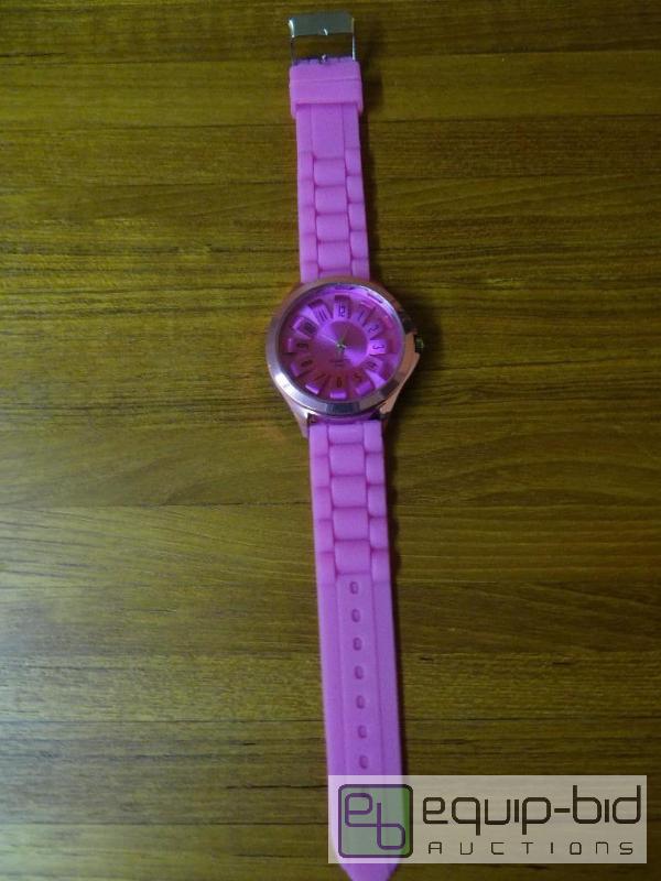 lot 1118 image: New quartz watch with rubber watch band.  Nic...