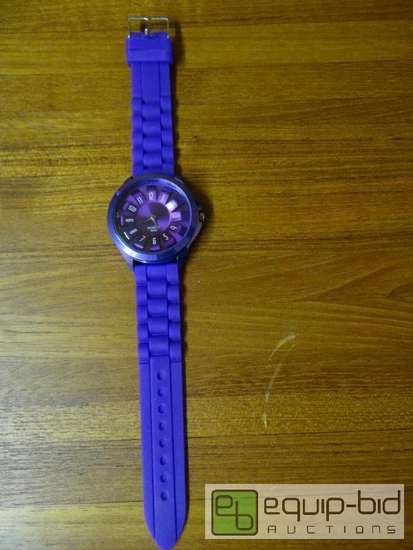 lot 1119 image: New quartz watch with rubber watch band.  Nic...