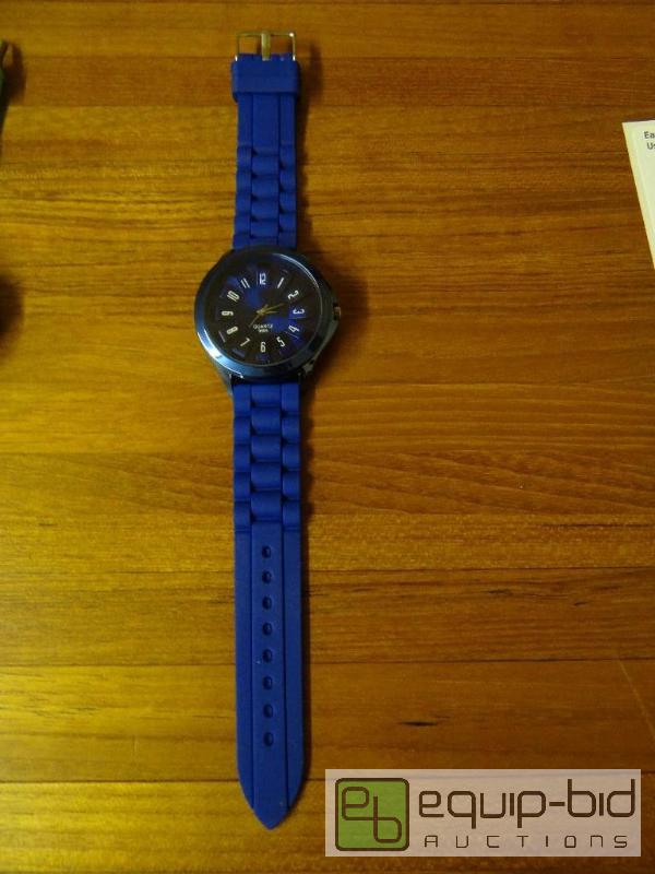 lot 1121 image: New quartz watch with rubber watch band.  Nic...