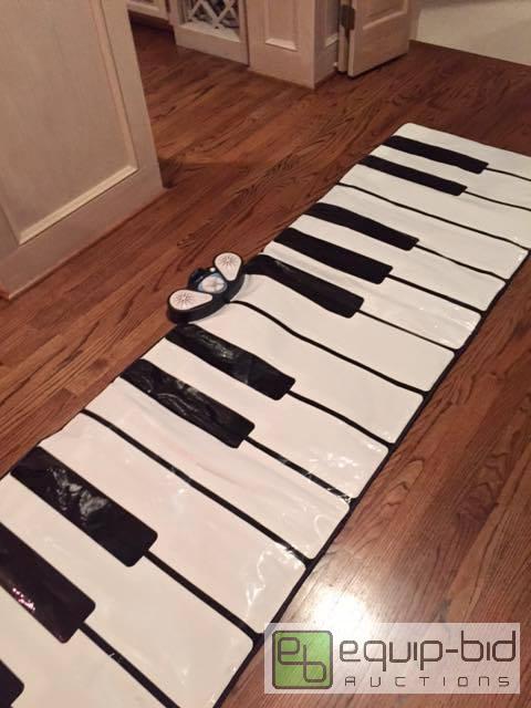 lot 1001 image: Piano Playing Toy