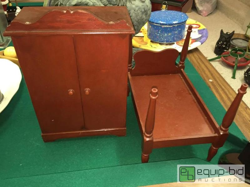 lot 107 image: Two Piece Vintage Dollhouse Furniture