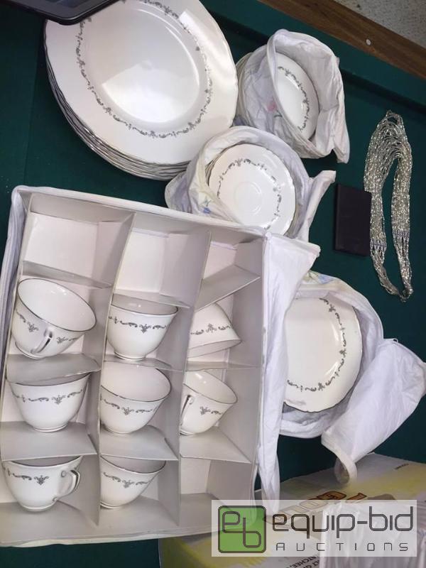 lot 109 image: Large Set Vintage 1960s Royal Worcester Silver Chantilly China