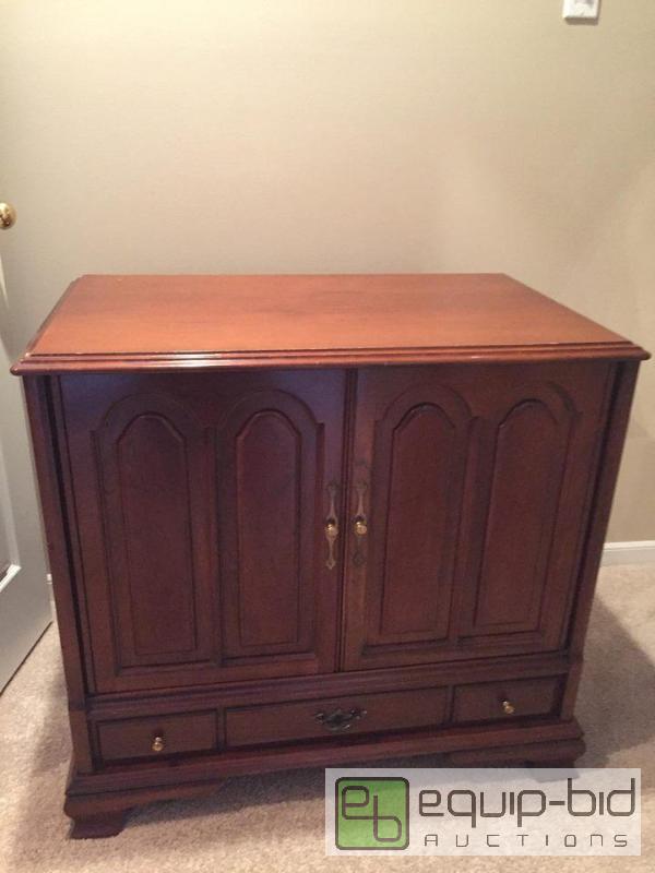 lot 155 image: Mahogany Vintage TV Cabinet