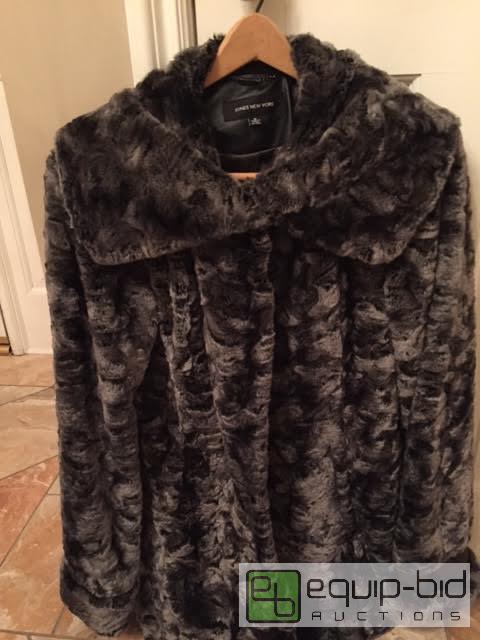 lot 169 image: Womens Jones New York Size Medium Faux Fur Coat